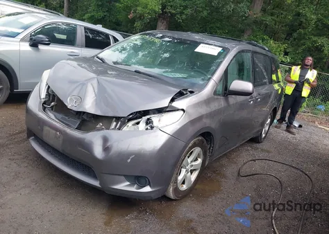 2015 Toyota Sienna Le z USA, uszkodzony, nr VIN 5TDKK3DC8FS632906